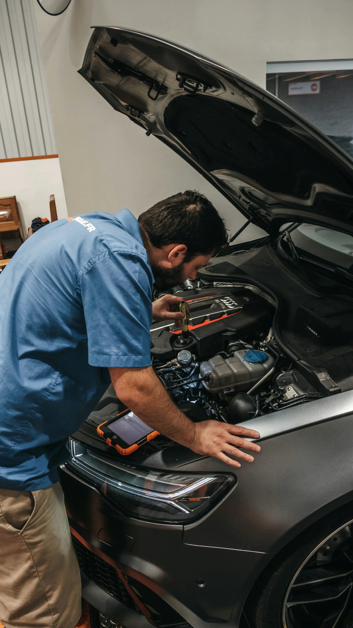 Diagnostic moteur à la lampe, capot ouvert