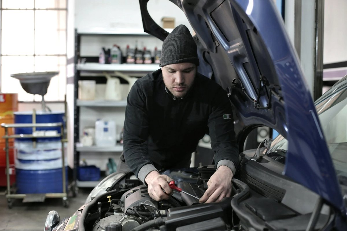 Mécanicien travaillant sur un moteur à L'Atelier
