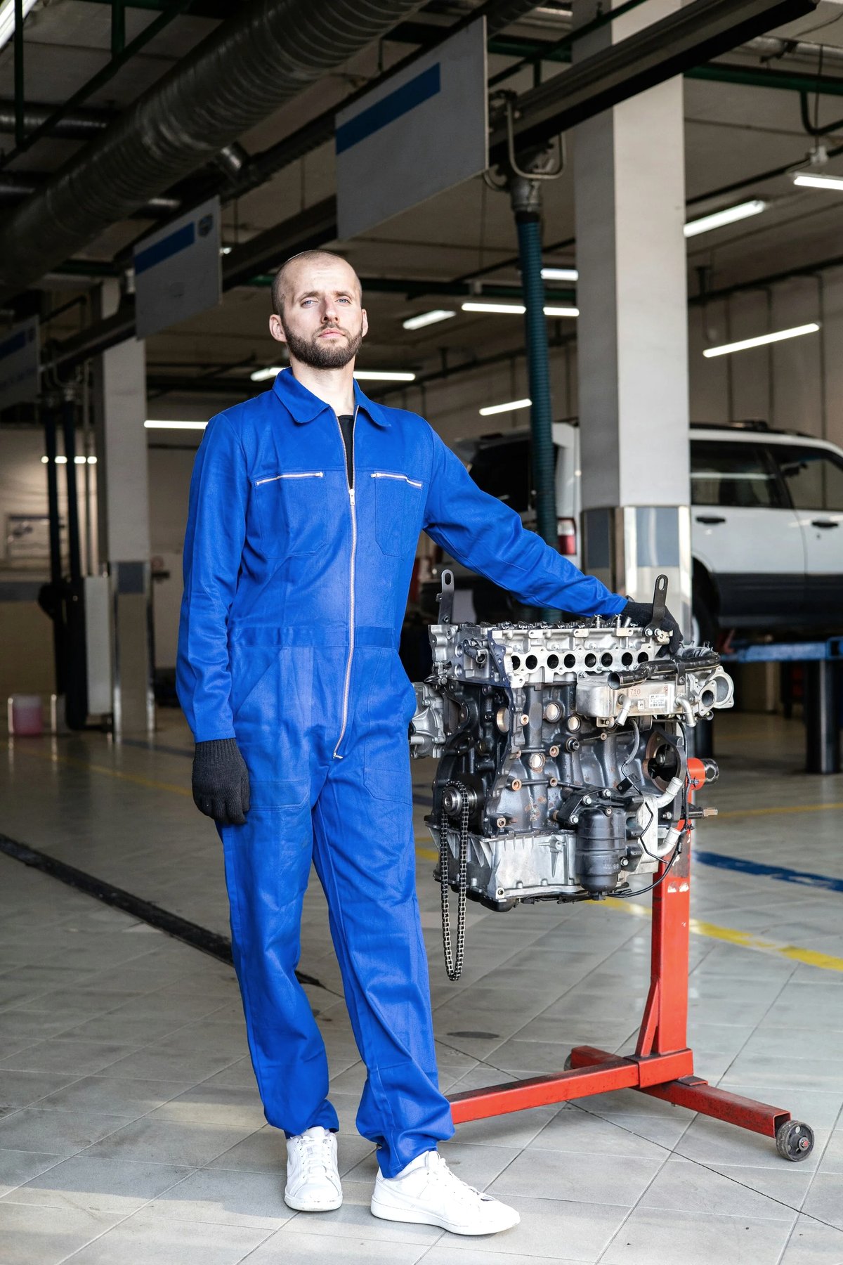Moteur déposé sur support d'atelier